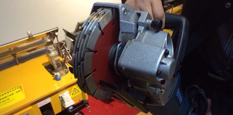 Slotting saw blade features and precautions for use