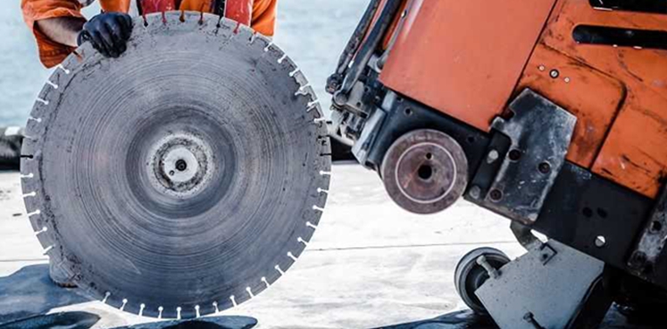 How to replace the diamond saw blade of a concrete cutter?