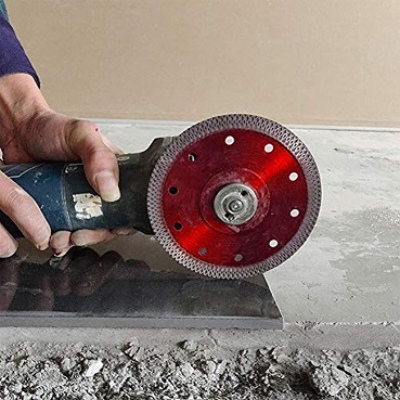 How does the diamond saw blade cut tiles efficiently?